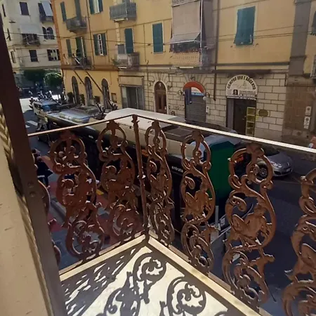 5 Terre Enter Apartment